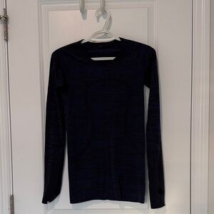 Lulu lemon Swiftly tech long sleeve hip length. Size 4. New. Black/blue camo.